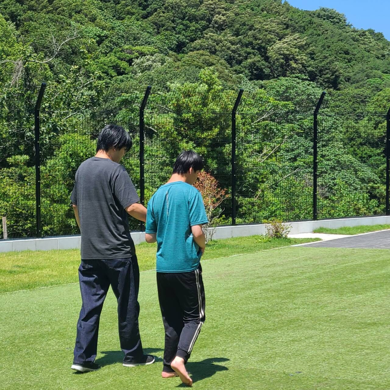 職員と一緒にお散歩しました！
