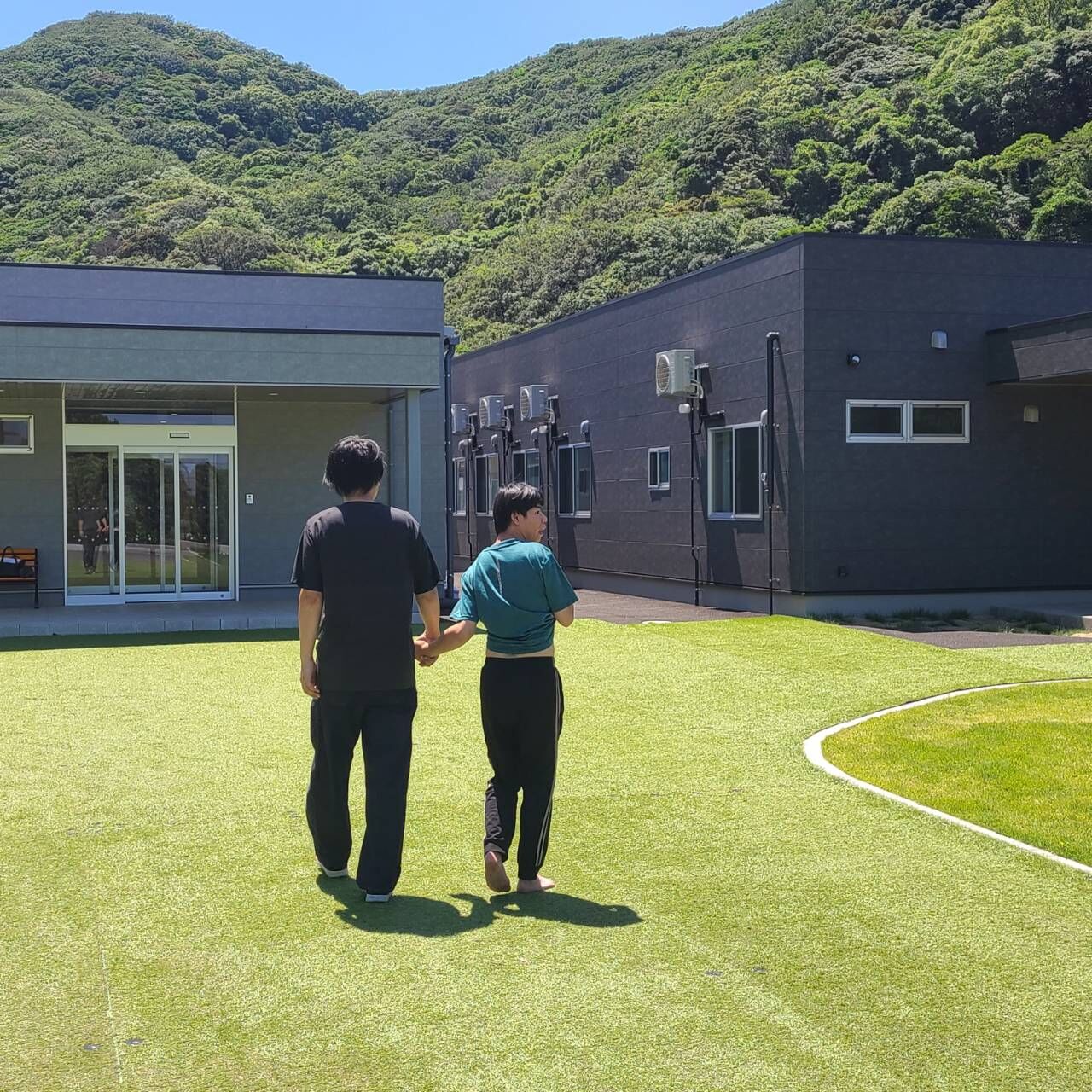 職員と一緒にお散歩しました！